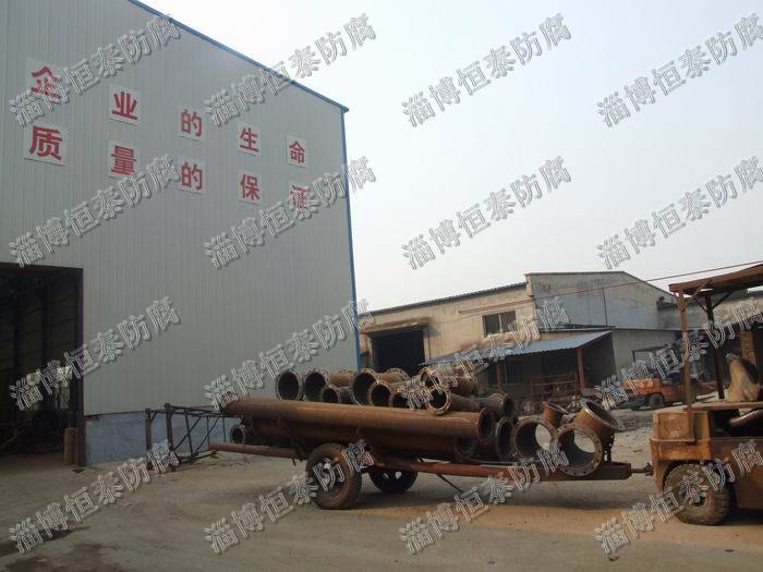公司鉚焊車間（左），精工四氟車間（右）